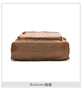 Vue détaillée du fond du sac à dos en cuir marron avec motif crocodile pour voyage.