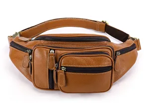 Gros plan détaillé du sac banane en cuir marron avec multiples poches zippées et boucles métal.