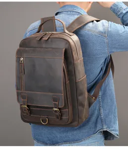 Vue detaillee du sac à dos vintage en cuir, ideal pour les deplacements quotidiens et les voyages.