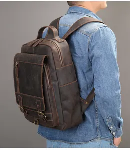 Détail de sac à dos en cuir vintage, coutures résistantes, multiples poches pratiques.