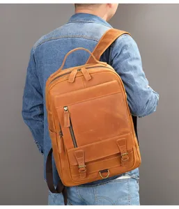 Sac a dos en cuir vintage marron en detail, grand sac pour ordinateur portable d'affaires.