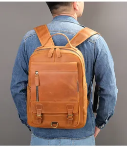 Vue arrière détail du sac à dos d'affaires en cuir véritable vintage sur modèle, grand.