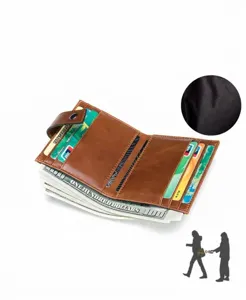 Dettaglio di portafoglio in vera pelle da uomo con fessure per carte e funzione RFID.