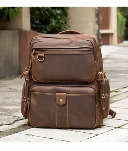 Vue détaillée sac à dos cuir vintage cheval fou scène extérieure poche quincaillerie.