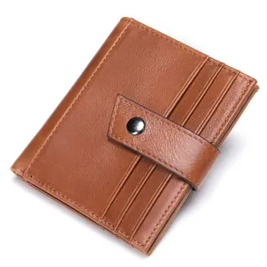 Portafoglio porta carte da uomo in vera pelle con chiusura a bottone e scomparti multipli.