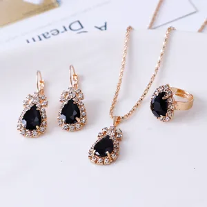 Gedetailleerde close-up van de prachtige gouden druppel zwarte strass sieraden set.