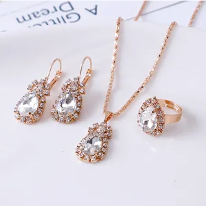 Prachtige druppel strass sieradenset met ketting oorbellen en ring in roségoud.