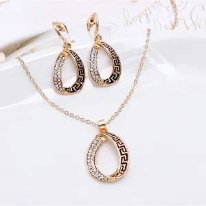 Set di gioielli con collana e orecchini geometrici in strass dorati con motivo greco da donna.