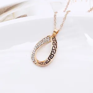 Collana con ciondolo a goccia in strass dorati con elegante motivo greco retrò donna.