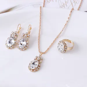 Gedetailleerd overzicht van gouden strass kristal sieradenset detail ketting oorbellen.