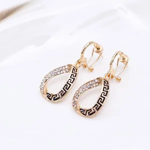 Orecchini pendenti dorati con strass e motivo chiave greca, gioielli moda eleganti.