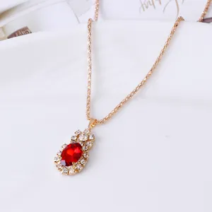 Elegante rode kristalen ovale hanger ketting met fonkelende strass steentjes en goud.