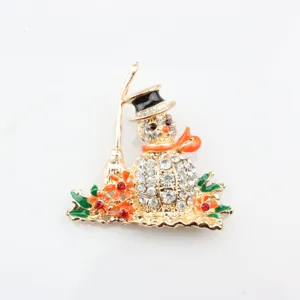 Exquisite Weihnachts-Schneemann Strass Brosche, detaillierte Emaille-Verarbeitung.