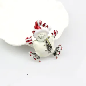 Spilla natalizia a forma di pupazzo di neve smaltato con brillantini, bijoux.