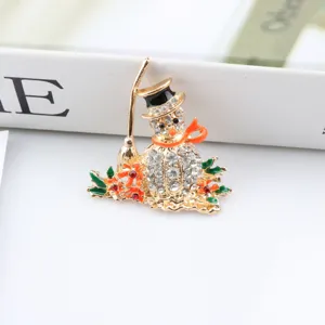Detaillierte Nahaufnahme einer funkelnden Weihnachts-Schneemann-Brosche mit Strass und Emaille.