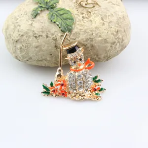 Elegante Weihnachts-Strass-Schneemann-Brosche mit buntem Emailleschmuck und glitzernden Kristallen.