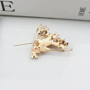 Detailansicht der Vintage goldfarbenen Brosche, die feine Metallstruktur zeigt.