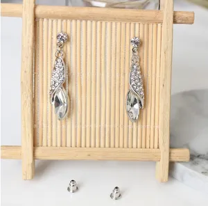 Overzicht van prachtige strass druppelhangers met sprankelende kristallen en zilveren afwerking
