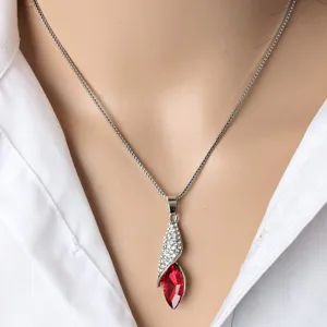 Prachtige kristallen druppel ketting met sprankelende strass steentjes en rode edelsteen.