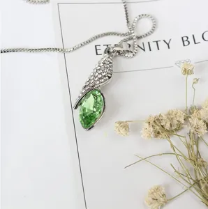 Elegante groene kristallen hanger ketting met sprankelende strass steentjes en zilveren ketting.