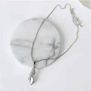 Zilveren strass blad hanger ketting met prachtige kristallen druppel en fijne ketting.