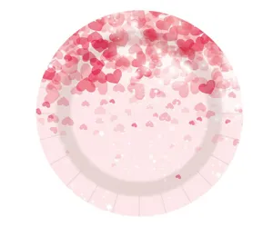 Détail d'assiette en carton cœur rose, vaisselle jetable fête Saint-Valentin gros plan.