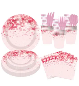 Ensemble de vaisselle jetable de fête cœur rose avec assiettes tasses et serviettes.