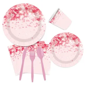Ensemble de vaisselle de fête jetable à thème de cœur rose incluant assiettes et tasses.