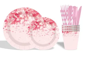 Detail de ensemble de vaisselle de fete jetable motif coeur rose, assiettes et gobelets