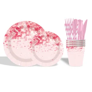 Ensemble de vaisselle jetable rose coeur assiettes tasses couverts pour decoration de fete.