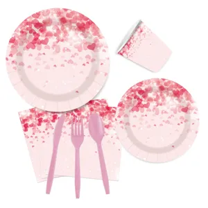 Ensemble de vaisselle jetable de fête cœur rose incluant assiettes, tasses et couverts.