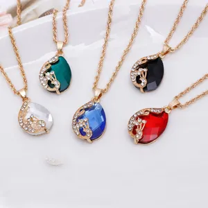 Gedetailleerde close-up van de prachtige pauw kristal hanger ketting met gouden ketting.
