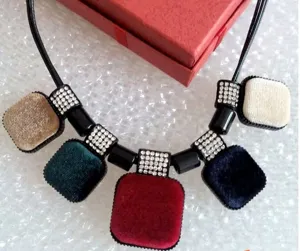 Collier ras du cou carré en velours et strass avec cordon en cuir noir, élégant et chic.