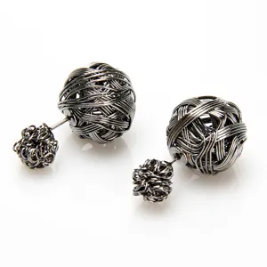 Modische Drahtgitterkugel doppelseitige Ohrringe, einzigartige metallische Doppelstecker für Damen.