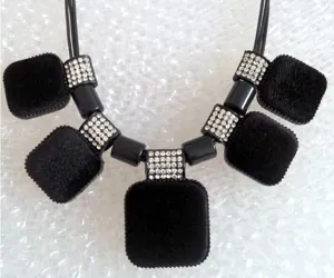 Détail de collier pendentif carré en velours noir strass, collier ras de cou minimaliste