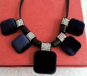 Collier pendentif carré en velours mode avec strass et cordon noir pour femme élégante