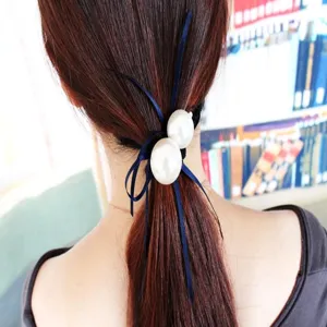 Détail de l'élastique à cheveux coréen avec perles élégantes et rubans bleus pour femme.