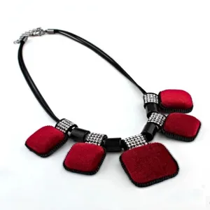 Collier Pendentif Carré en Velours Alliage de Mode Pour Femmes Incrusté de Strass Cordon en Cuir Simple Chaîne de Clavicule