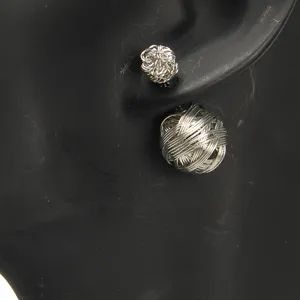 Modische doppelseitige Drahtkugel Ohrstecker mit hohlem gebuerstetem Metall Design.