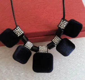 Collier ras du cou en cuir pendentif strass carre velours noir vue principale tendance mode