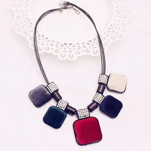 Collier pendentif carré en velours coloré à la mode avec strass et cordon en cuir bijoux
