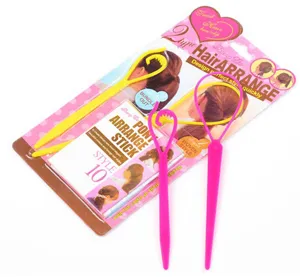Praktisches Haarstyling-Tool und Zopfmacher Set aus Kunststoff für kreative Frisuren.