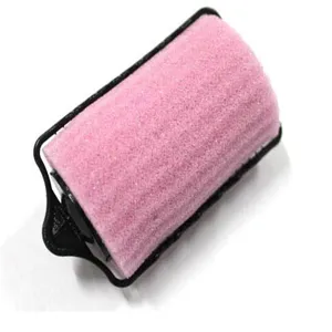 Vue détaillée du rouleau à cheveux en mousse rose avec cadre noir pour boucles faciles.