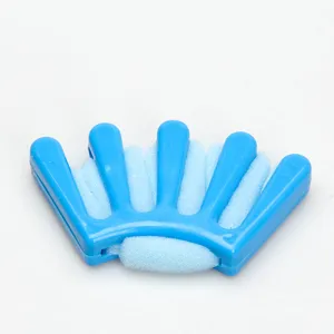 Primer plano de la herramienta de trenzado de pelo de plástico azul con espuma suave.