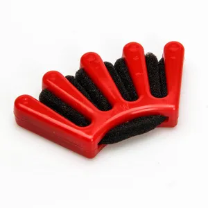 Vista detallada de la herramienta para trenzar el cabello de plástico rojo y esponja.