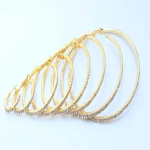 Gedetailleerd close-upoverzicht van meerdere gouden strass oorbellen met elegante stijl.