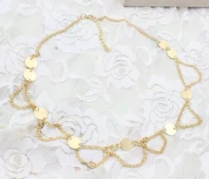 Tocado de cadena cruzada de metal y lentejuelas doradas exagerado accesorio para el pelo