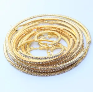 Gouden strass oorringen set in verschillende maten stijlvolle modieuze statement sieraden