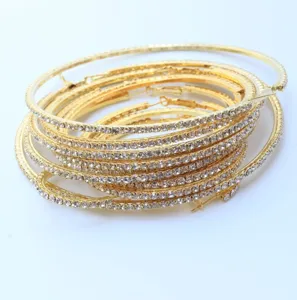 Detailopname van grote gouden strass oorbellen, schitterende modieuze statement sieraden.