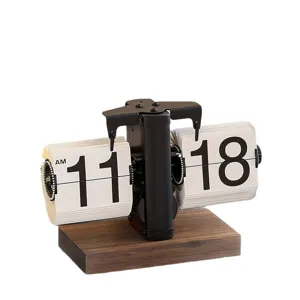 Orologio da tavolo a foglietti automatico retrò con display digitale meccanico e base in legno.